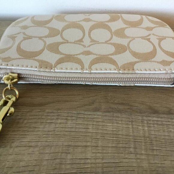 COACH Poppy Signature C Wristlet Gold & Beige with Purple Lining & Dust Bag NWT - Picture 7 of 9